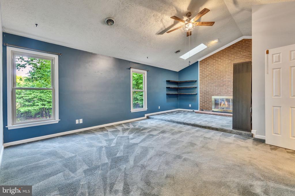112 Oakwood Dr