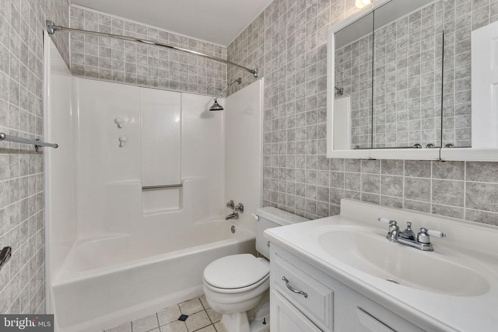 112 Oakwood Dr