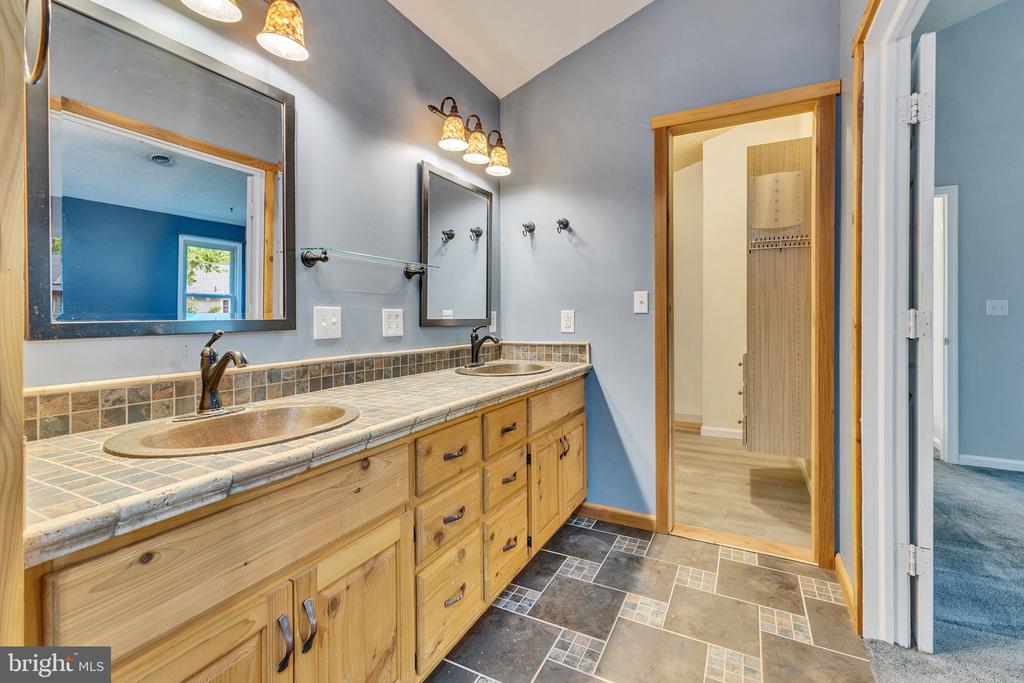 112 Oakwood Dr