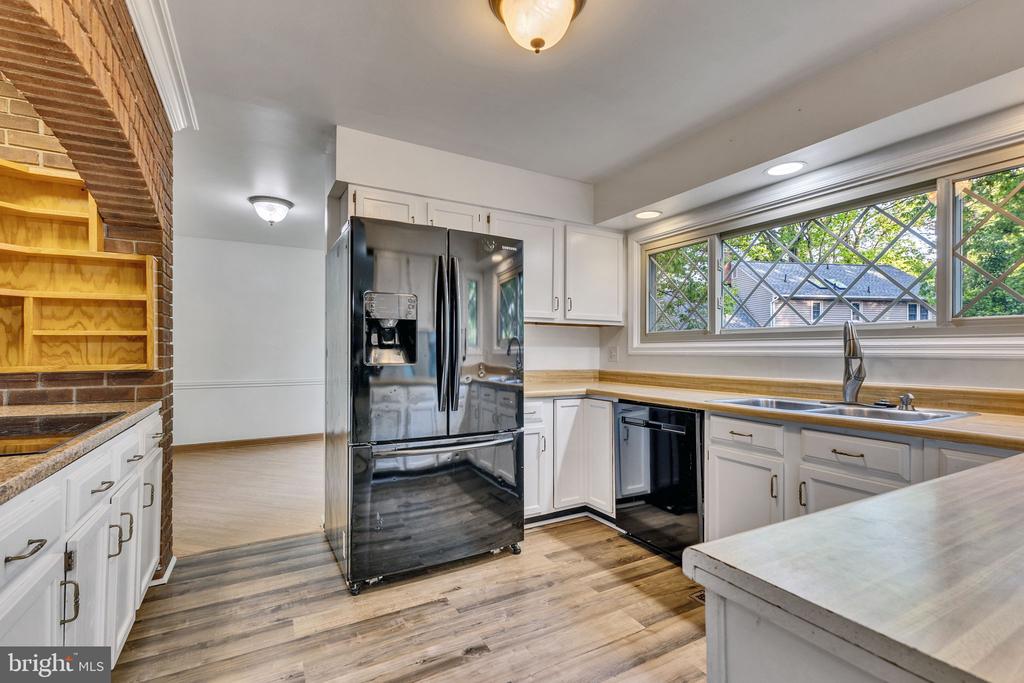112 Oakwood Dr