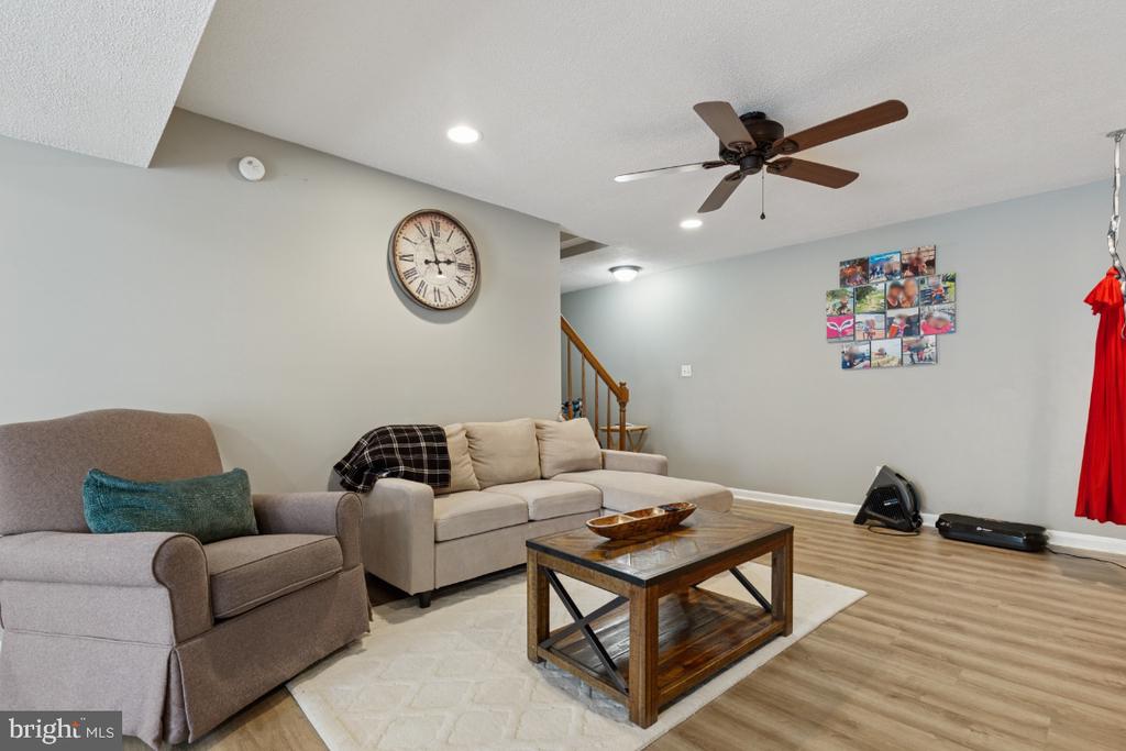 6 BRANTFORD DR