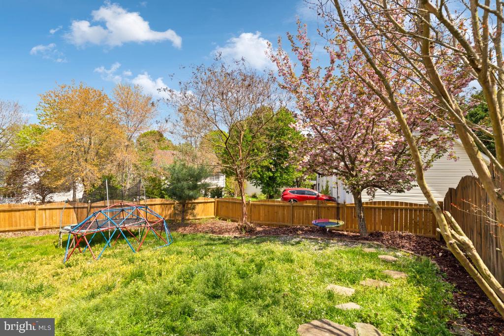6 BRANTFORD DR