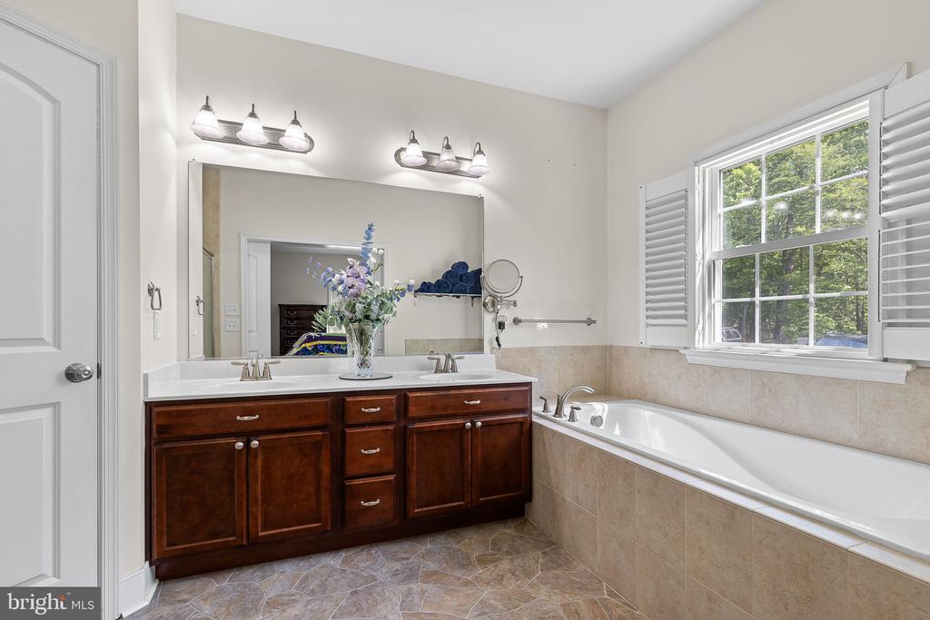 107 Shady Creek Ln