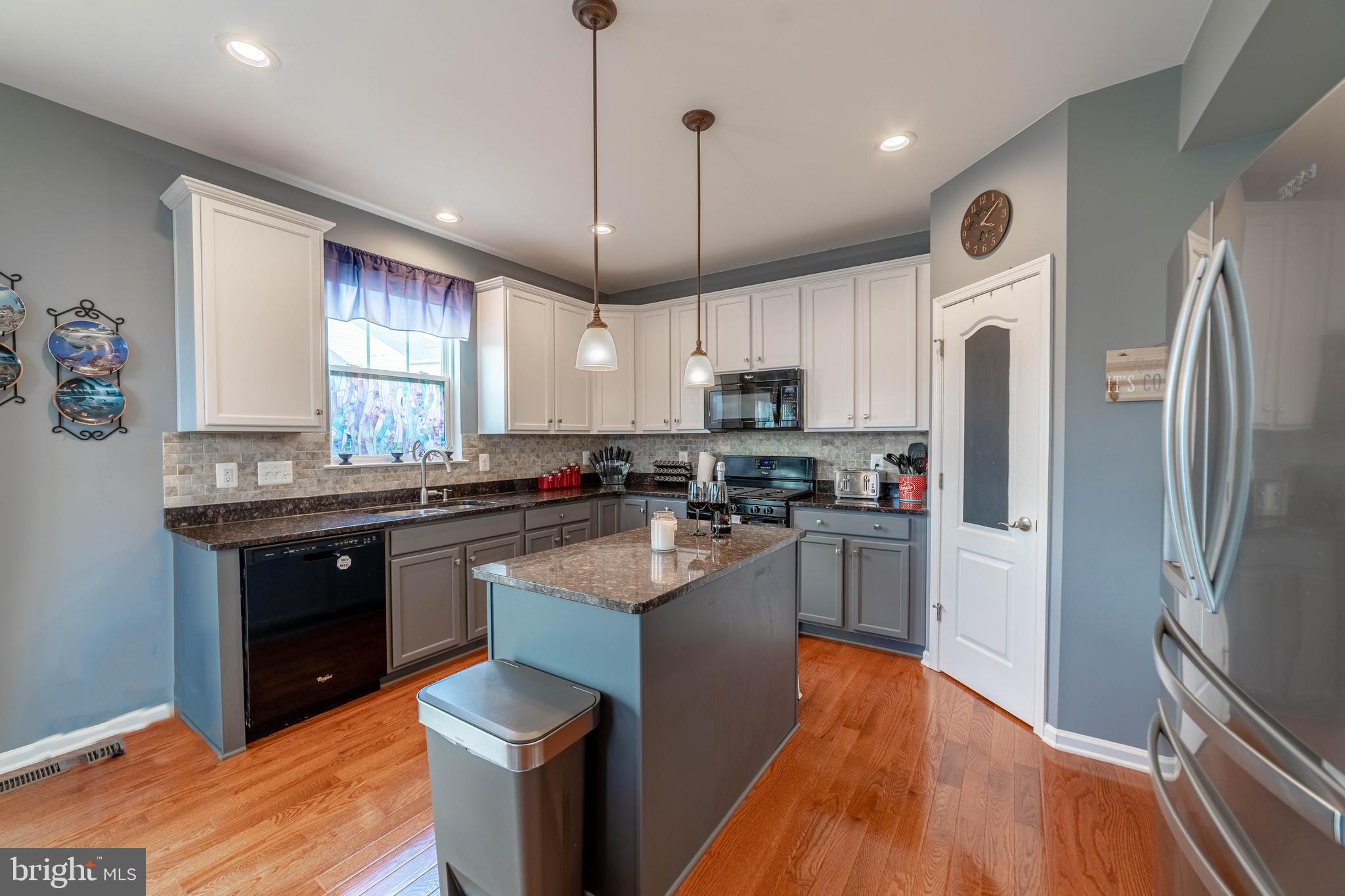 28 Lamplighter Ln