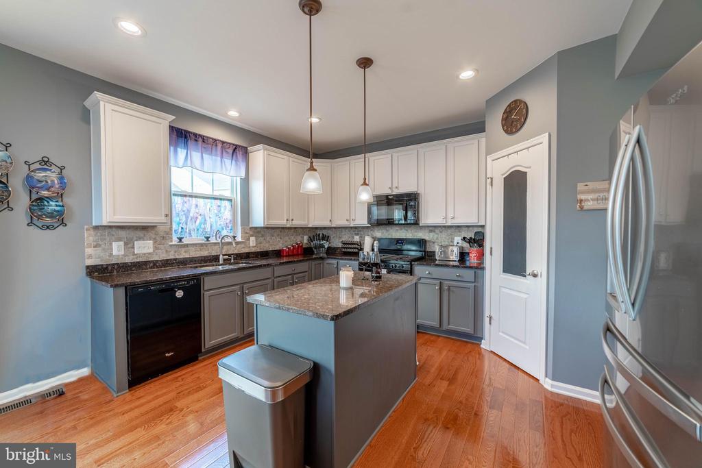 28 Lamplighter Ln