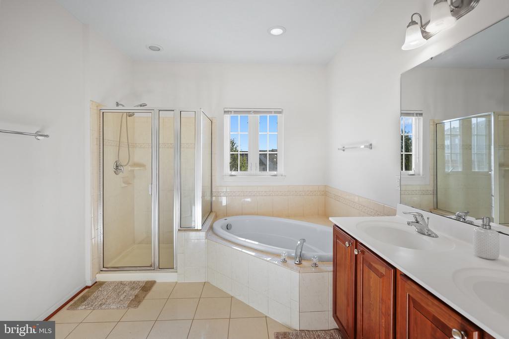12 POPES CREEK LANE