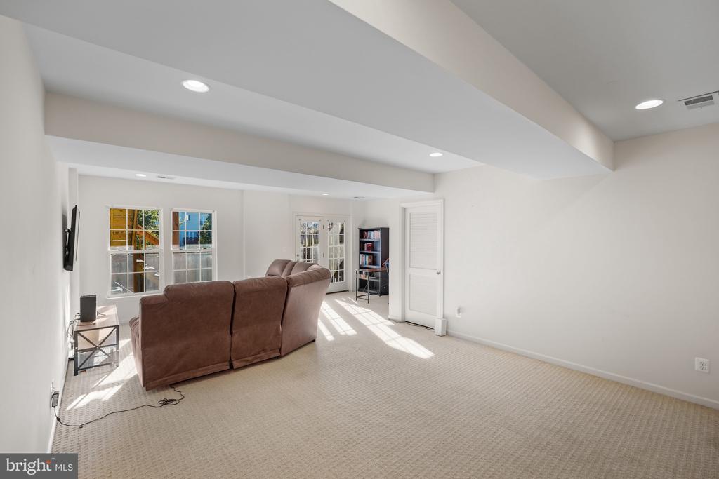 12 POPES CREEK LANE