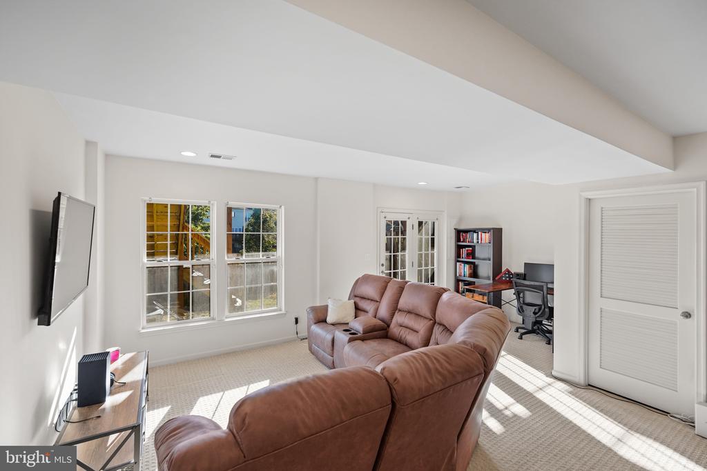 12 POPES CREEK LANE