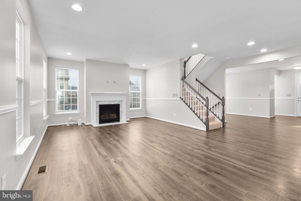 930 FORSYTHIA LANE