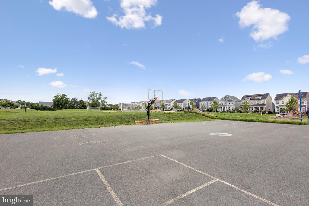 930 FORSYTHIA LANE