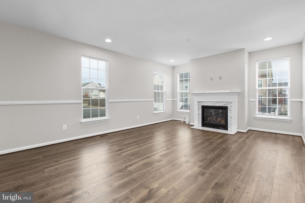 930 FORSYTHIA LANE