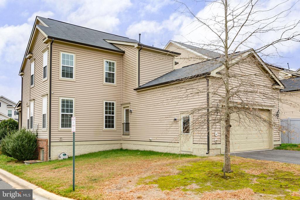 930 FORSYTHIA LANE