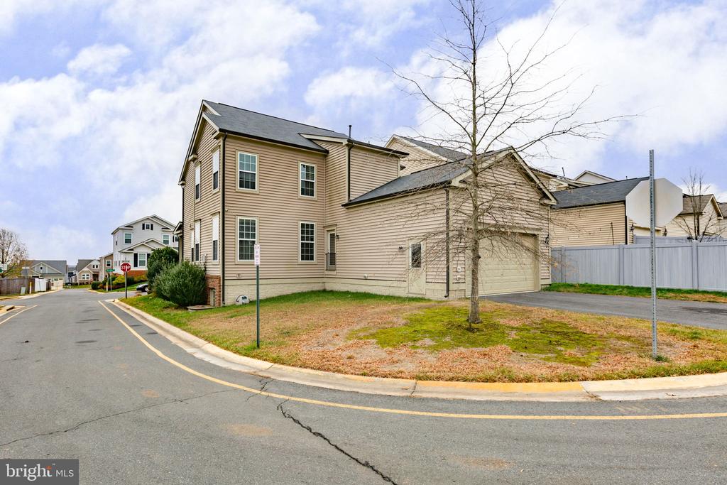 930 FORSYTHIA LANE