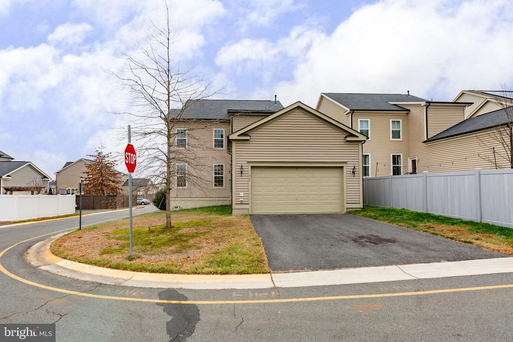 930 FORSYTHIA LANE