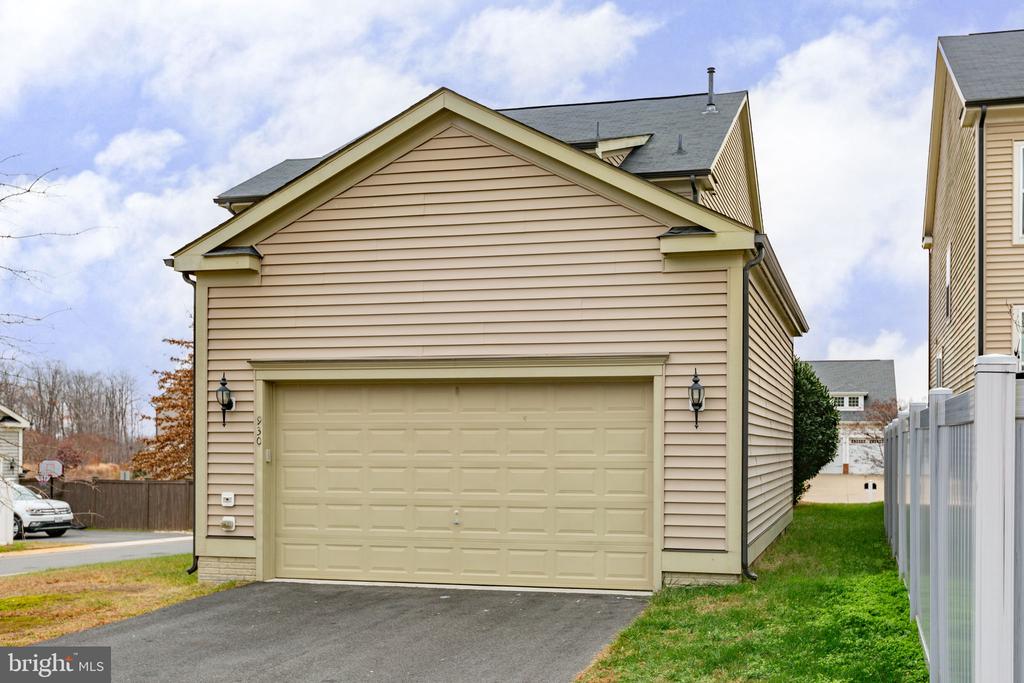 930 FORSYTHIA LANE