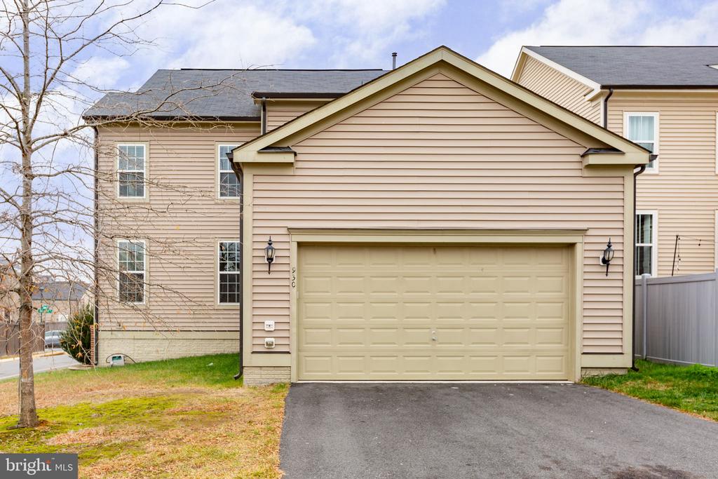 930 FORSYTHIA LANE