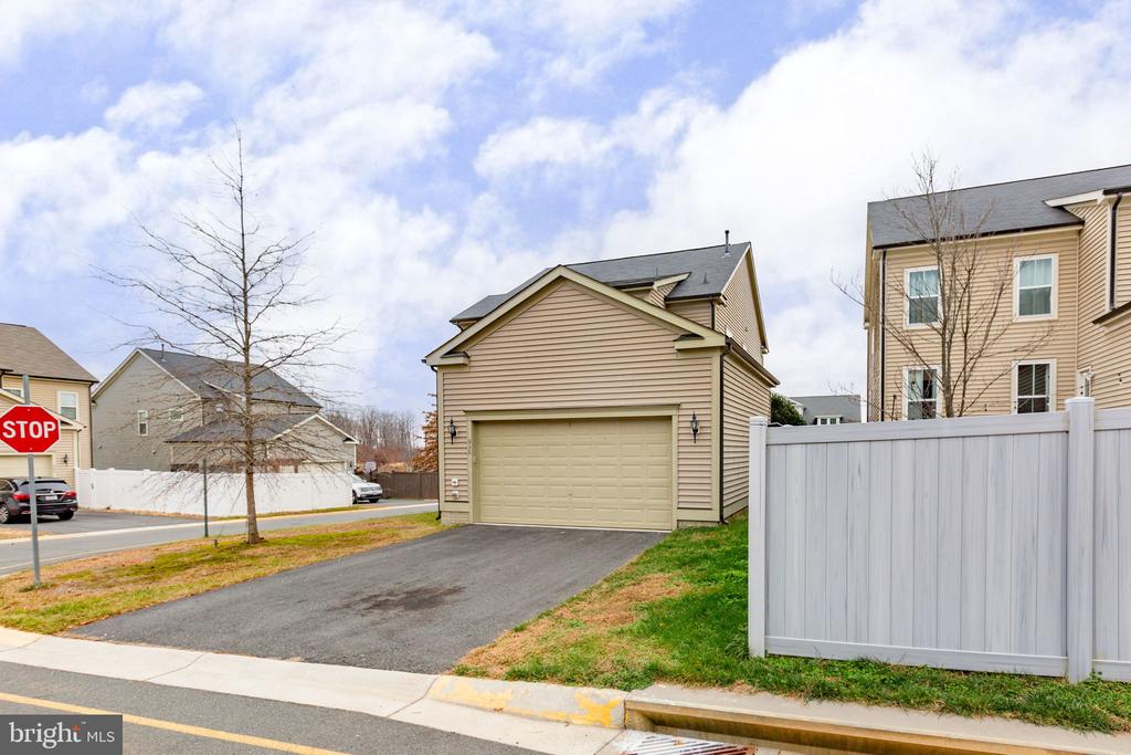930 FORSYTHIA LANE