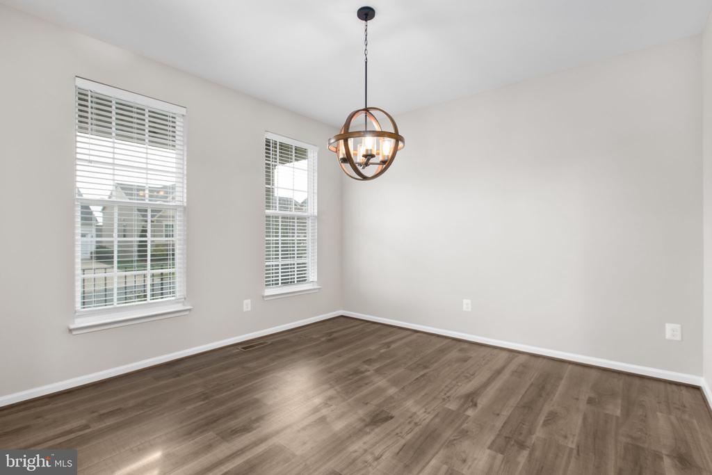 930 FORSYTHIA LANE
