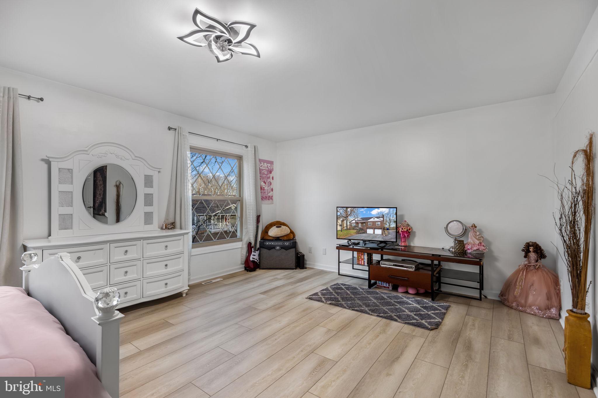 112 OAKWOOD DRIVE