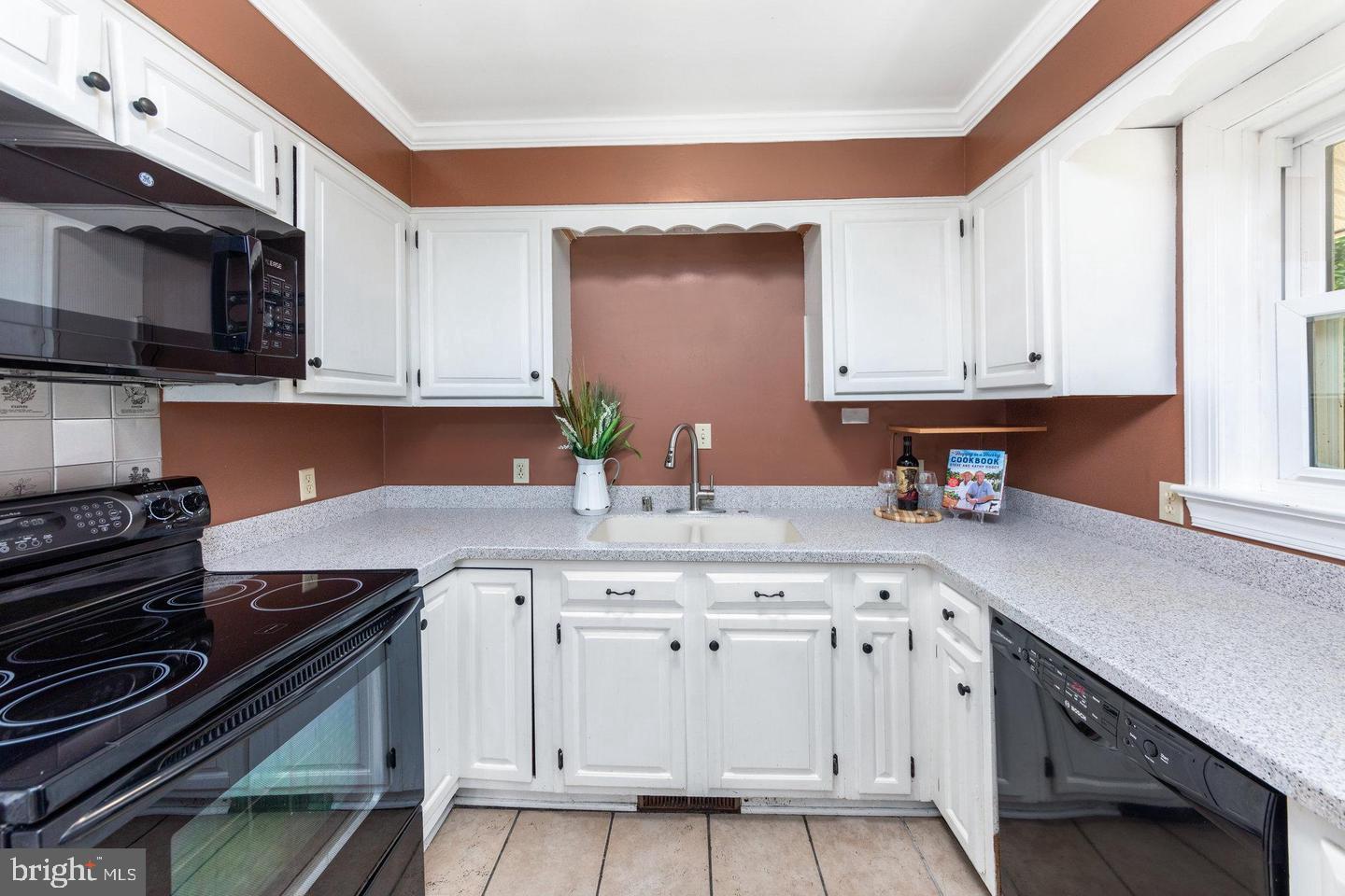 211 SLEEPY HOLLOW TRAIL