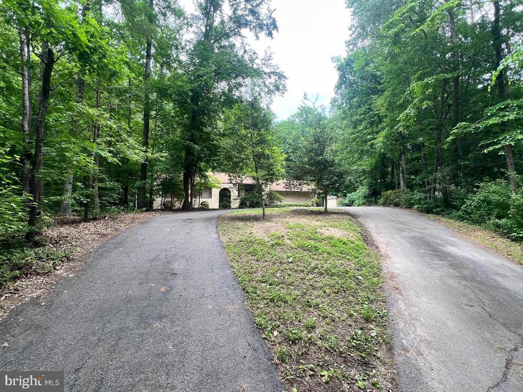 211 SLEEPY HOLLOW TRAIL
