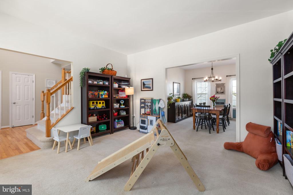 6 SUNSTONE DRIVE