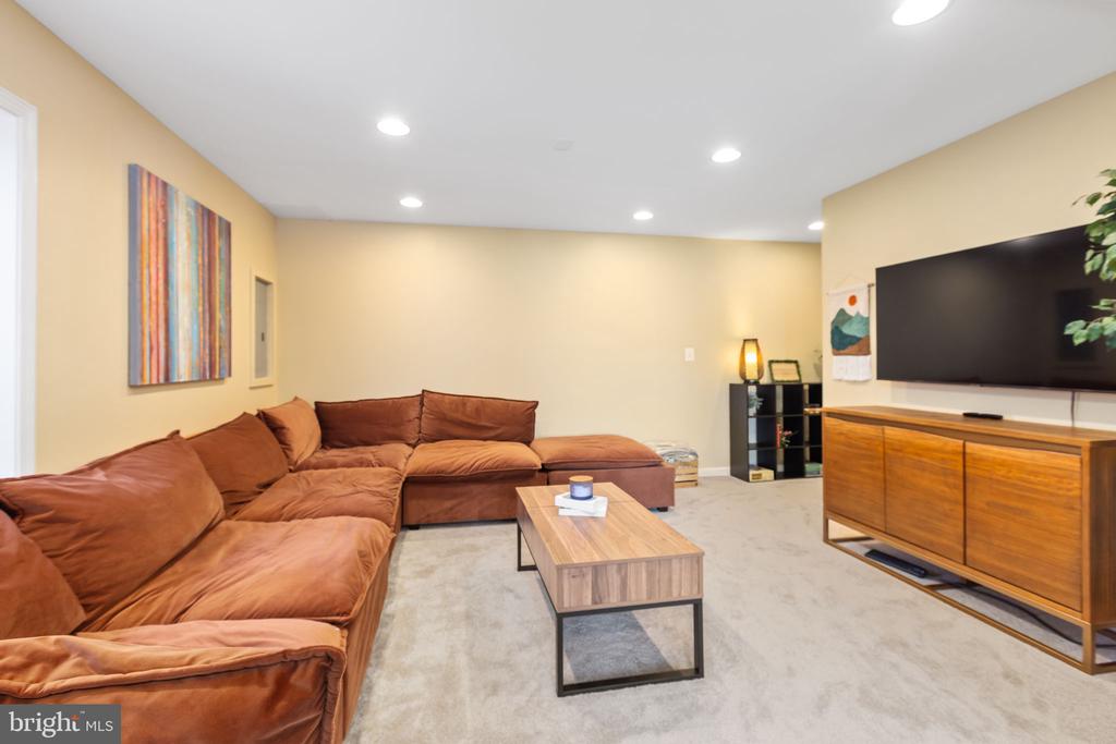 6 SUNSTONE DRIVE