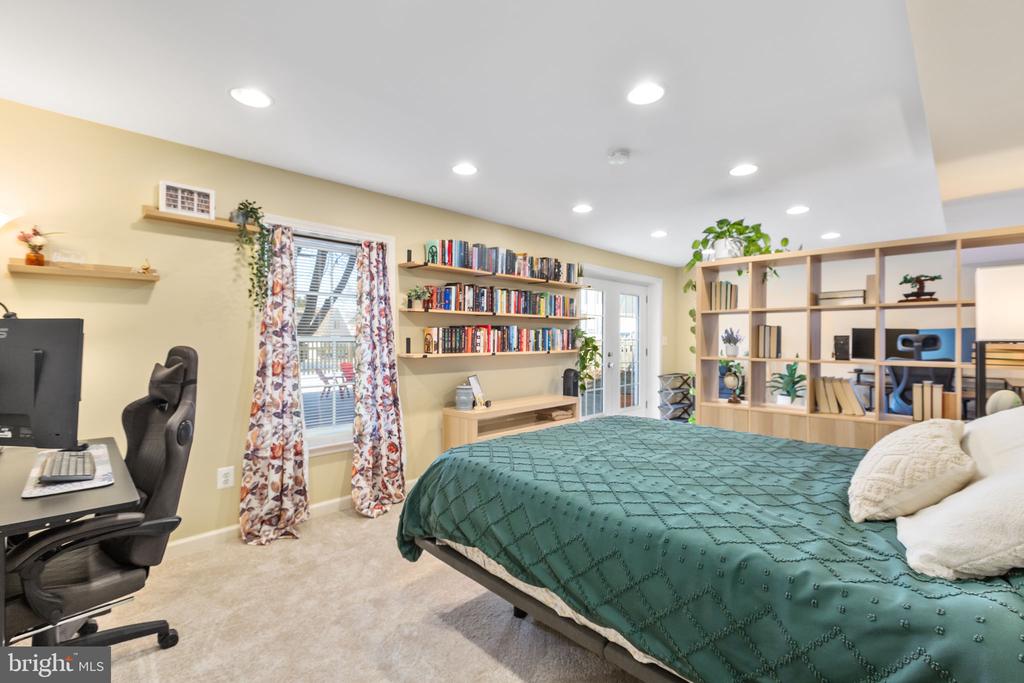 6 SUNSTONE DRIVE