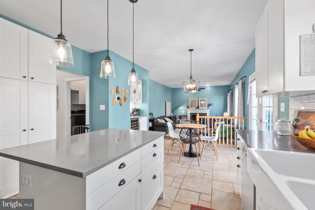 6 SUNSTONE DRIVE