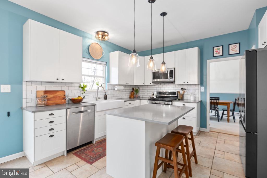 6 SUNSTONE DRIVE