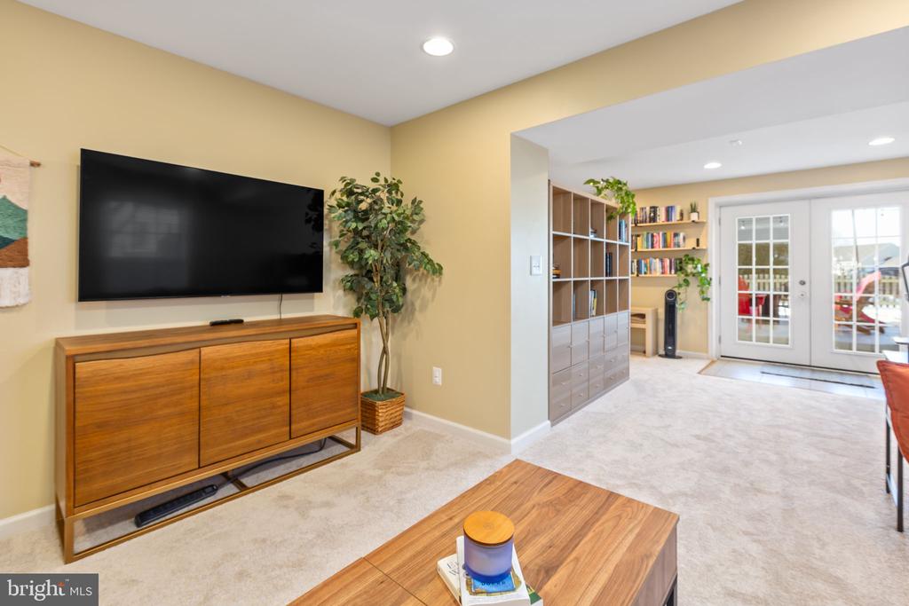 6 SUNSTONE DRIVE
