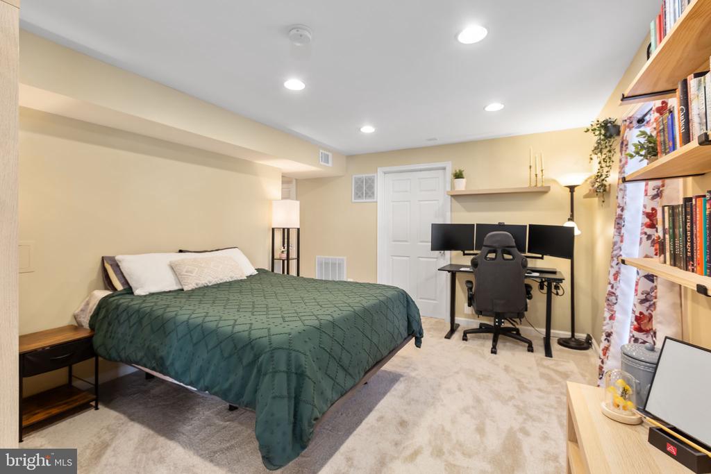 6 SUNSTONE DRIVE