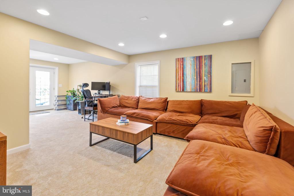 6 SUNSTONE DRIVE