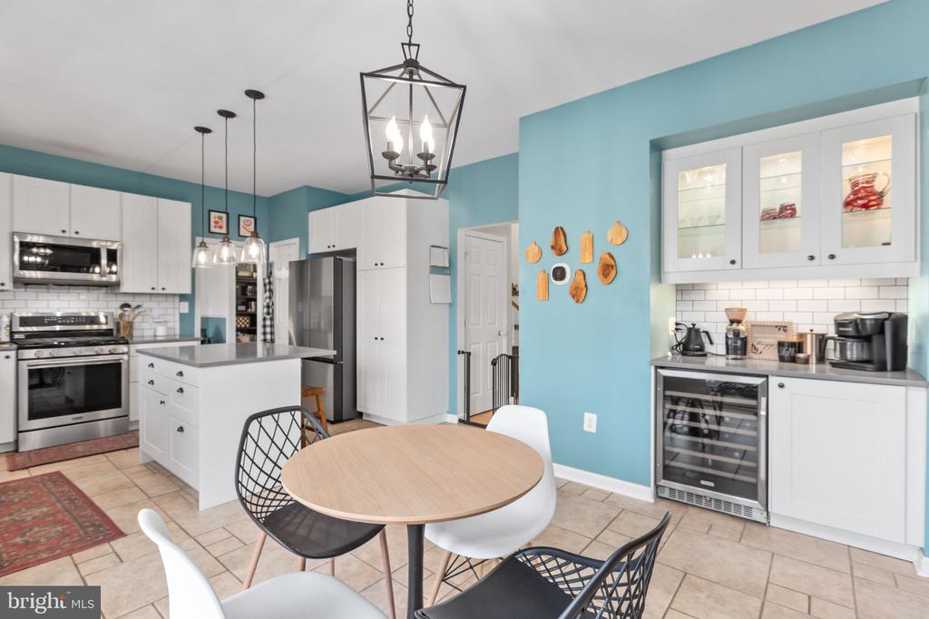 6 SUNSTONE DRIVE