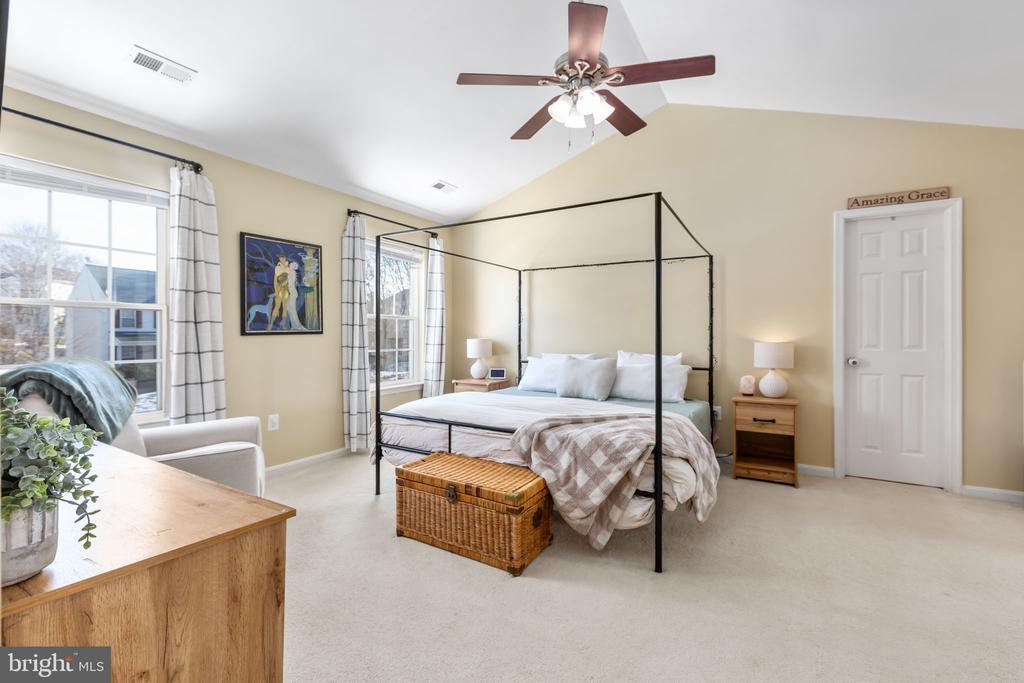 6 SUNSTONE DRIVE