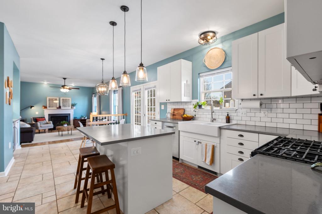 6 SUNSTONE DRIVE