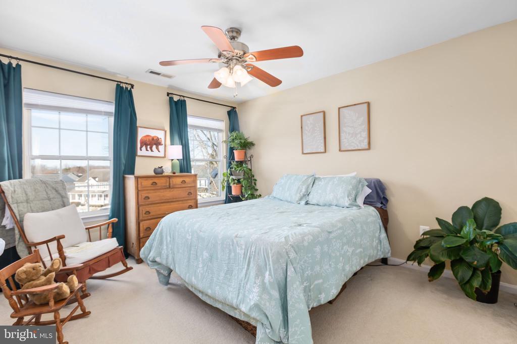 6 SUNSTONE DRIVE