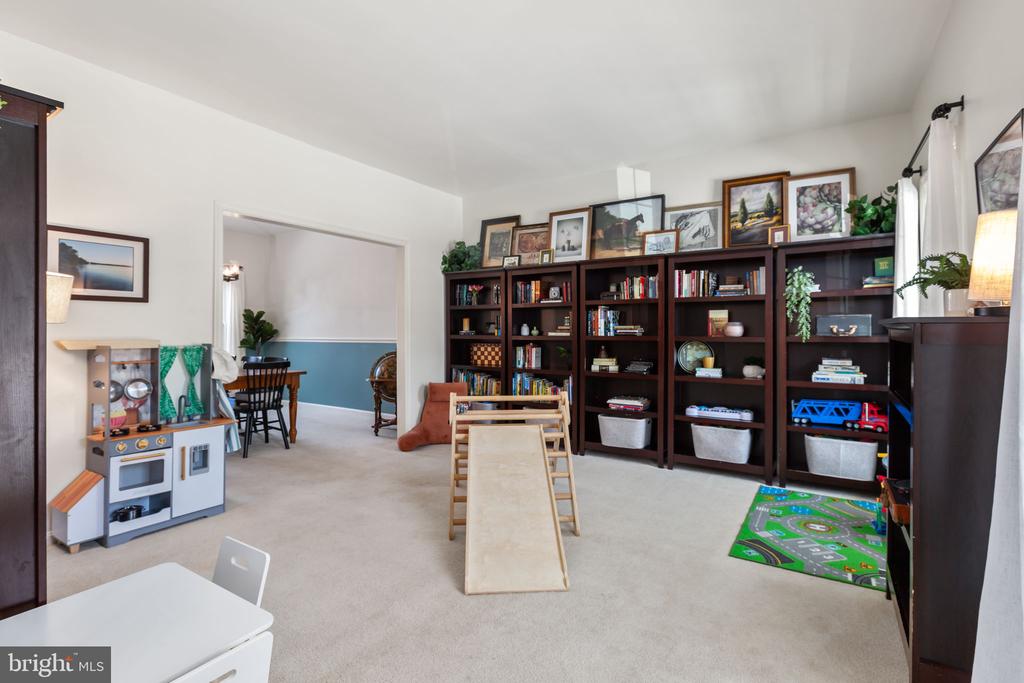 6 SUNSTONE DRIVE