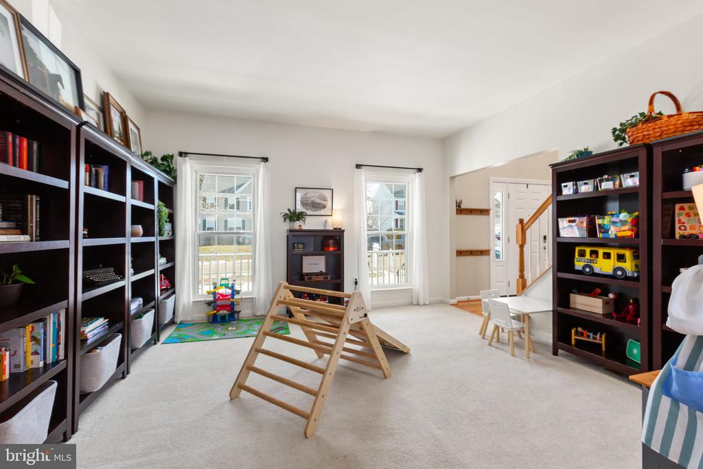 6 SUNSTONE DRIVE