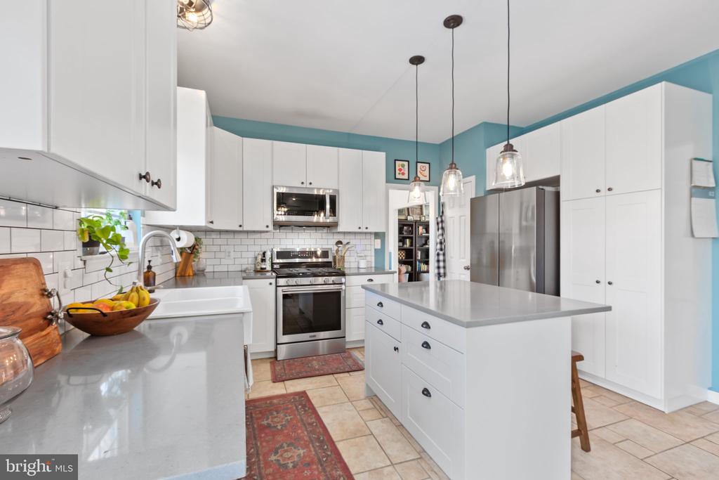 6 SUNSTONE DRIVE