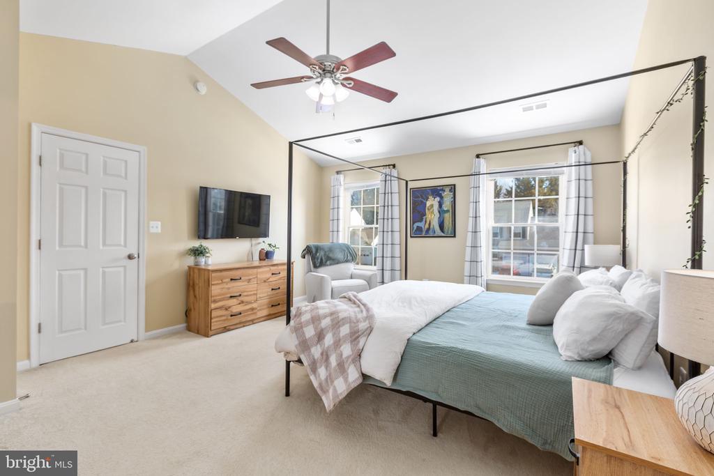6 SUNSTONE DRIVE