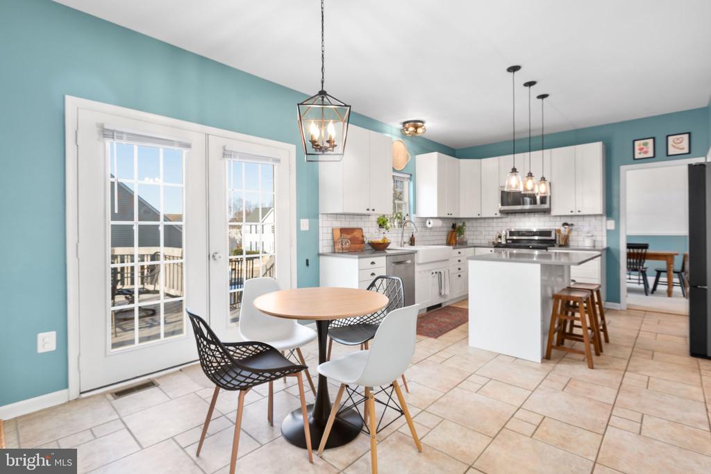 6 SUNSTONE DRIVE