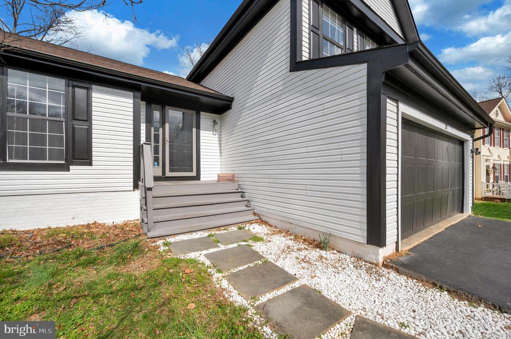 37 WOODS EDGE COURT