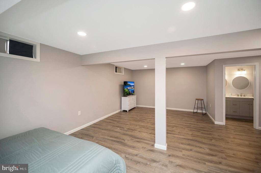 37 WOODS EDGE COURT