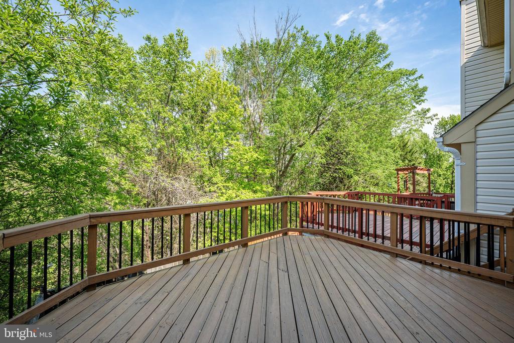 207 KNOLLWOOD COURT