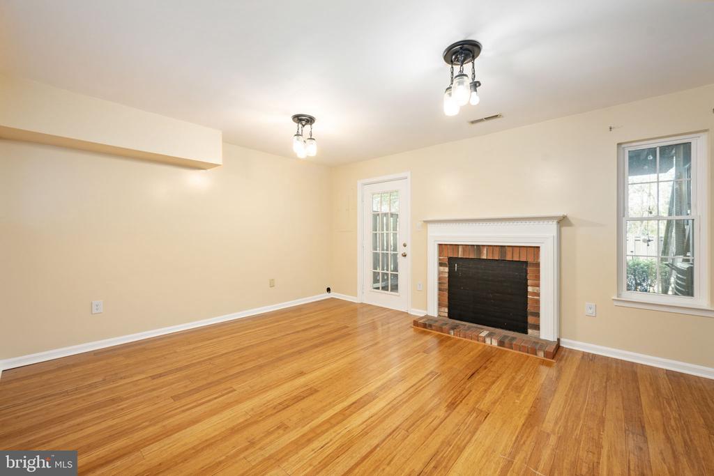 207 KNOLLWOOD COURT
