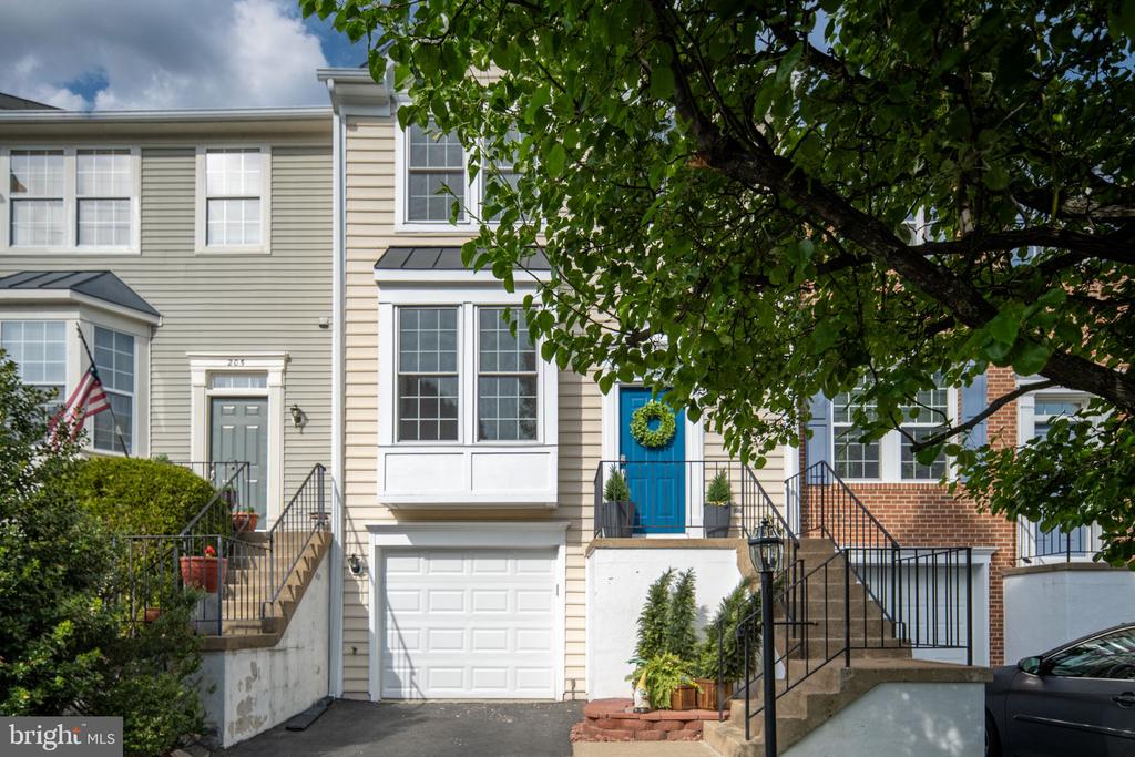 207 KNOLLWOOD COURT