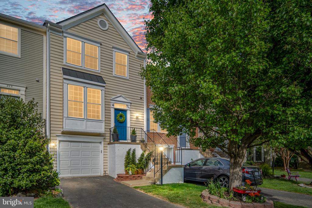 207 KNOLLWOOD COURT