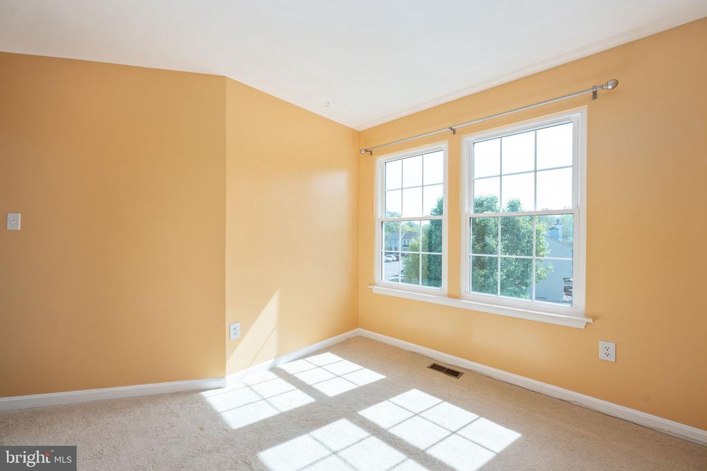 207 KNOLLWOOD COURT
