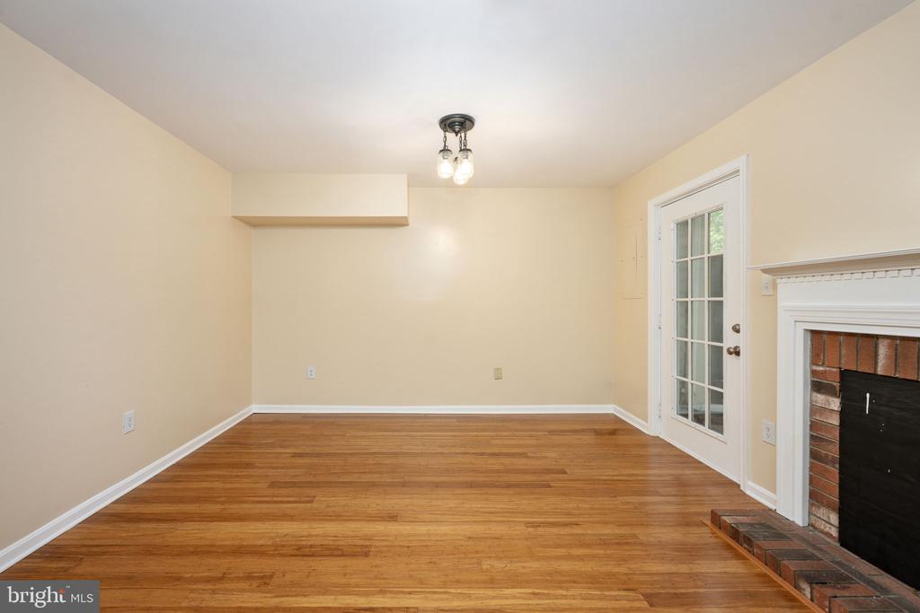 207 KNOLLWOOD COURT